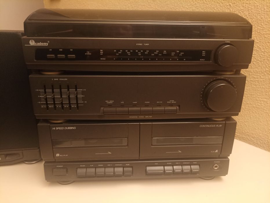 Aparelhagem com gira-discos, duplo leitor cassetes e rádio