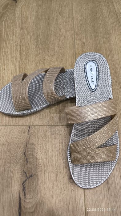 Połyskujące klapki na szerszą stopę, roz. 39