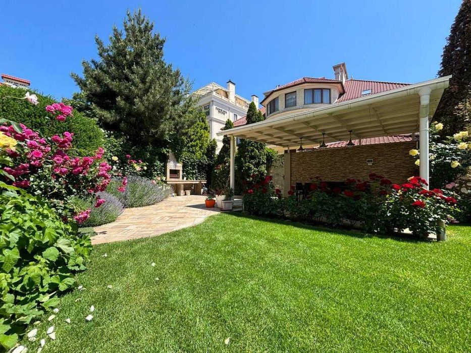 Унікальна квартира біля моря • 2 рівні, власна ділянка,паркінг