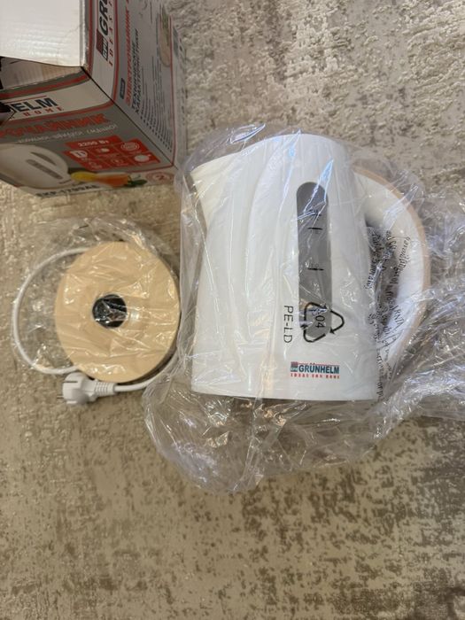 Електрочайник Grunhelm EKP-1799АЕ (1,7 л)