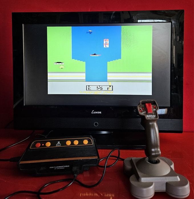 Mały telewizor LCD do starych konsoli do gier