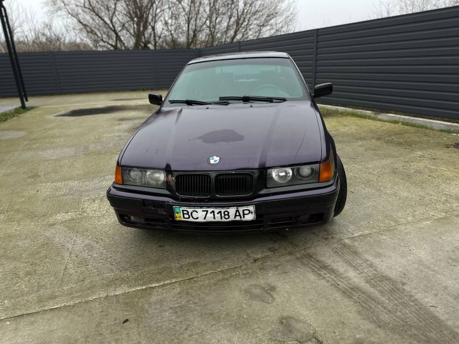 Машина на полном ходу 
Все работает 
Хорошый свет 
Музика с сабом стоит 
Не гнилая 
Ездит кажен день 
Пишите звоните