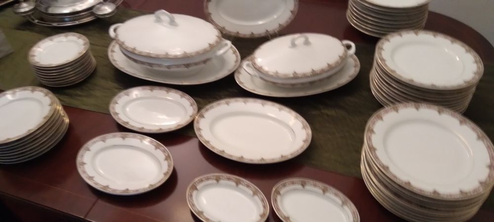Serviço de jantar de louça marca " Coimbra ",