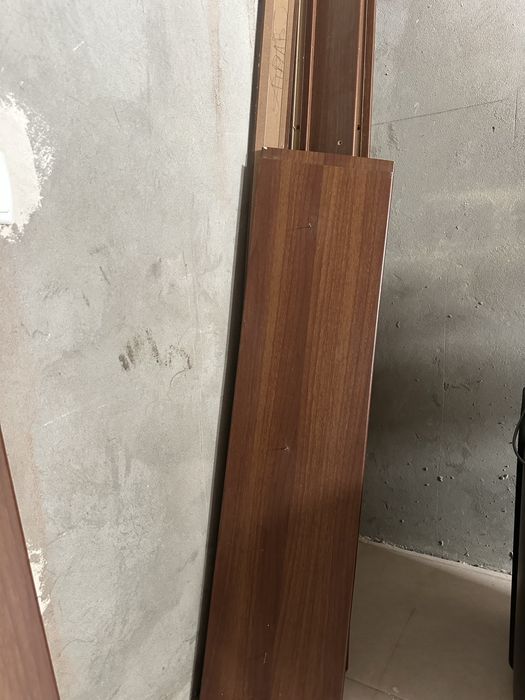 Дверь с замком и с комплектующими, орехового цвета,что придает красоту