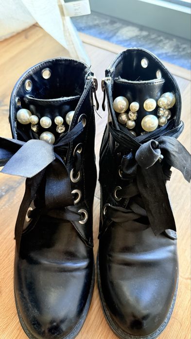 Botas pretas em pele com pérolas