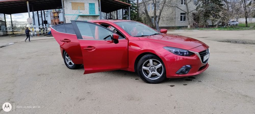 Mazda 3 2014 года 2.0 очень хорошее состояние.