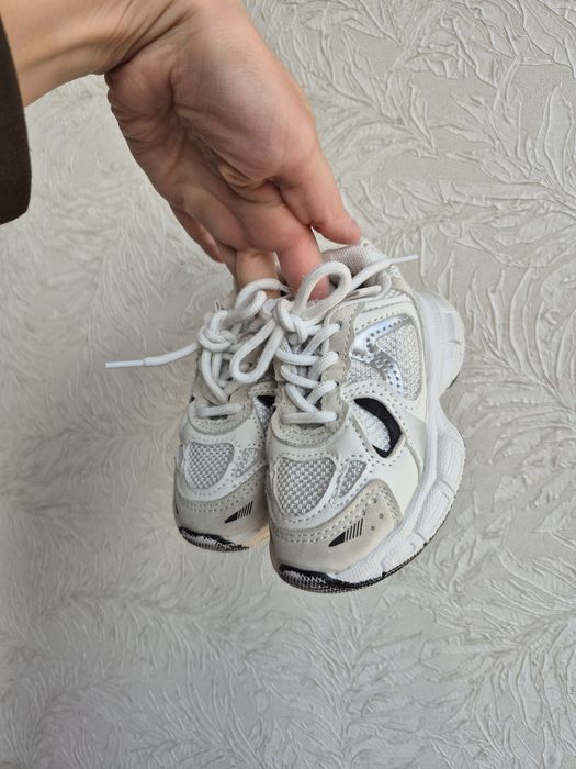 Білі дитячі кросівки