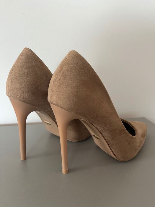 Klasyczne szpilki beżow