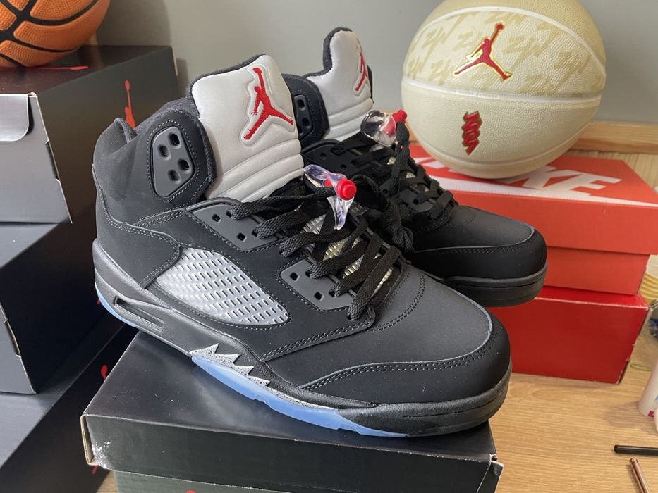 Air Jordan 5 Metallic Black в наявності