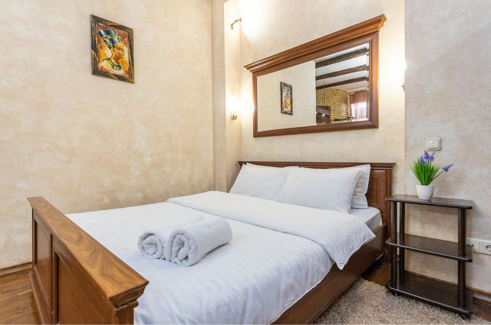 Замок для 4 людей на майдані Незалежності . Вул.Костельна 9