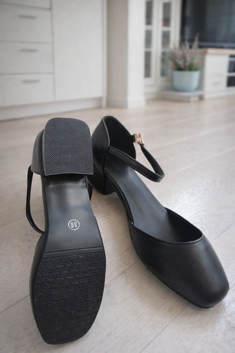 Czarne buty na słupku