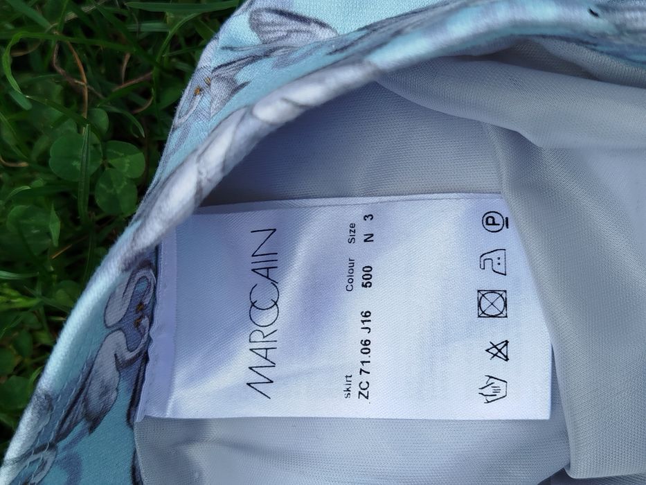 Spodca mini elastyczna w gumę błękitna w łabędzie Marc Cain M 38