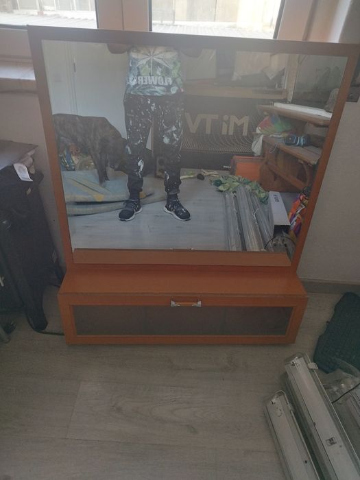 Móvel com espelho e gaveta de arrumação