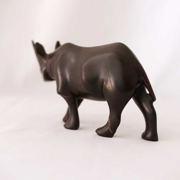 Figura de rinoceronte em pau-preto