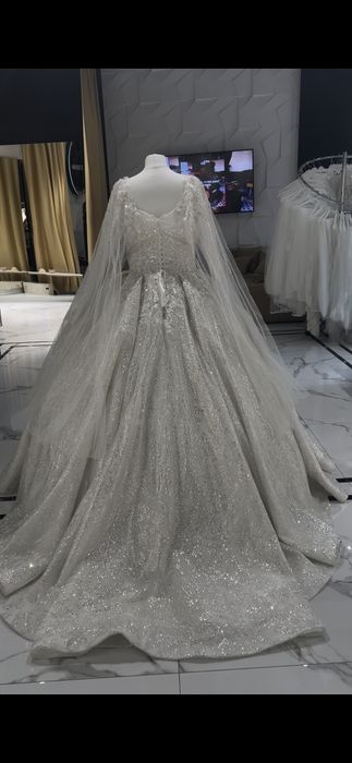 Шикарна весільна сукня