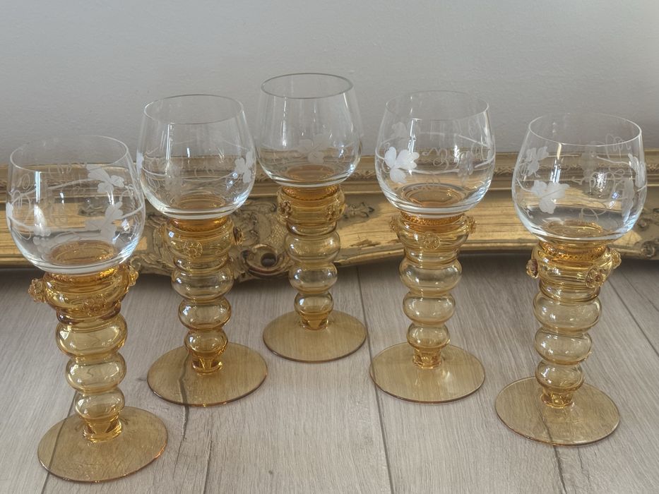 Kryształowe stare piękne duże kieliszki