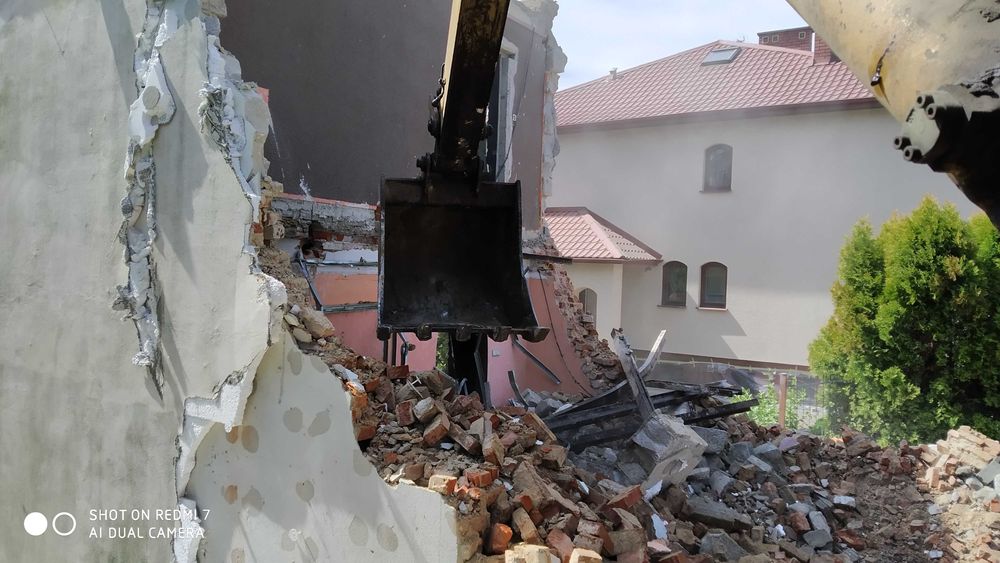 Wyburzenia budynków wywóz gruzu niwelacja i rekultywacja koparka