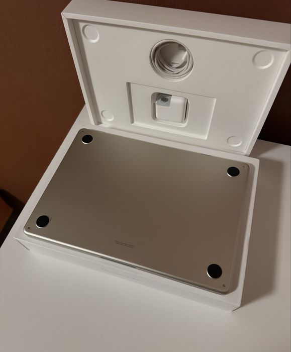 Ноутбук  MacBook Air 13,6 M2 Starlight 2022 (96% батарея)