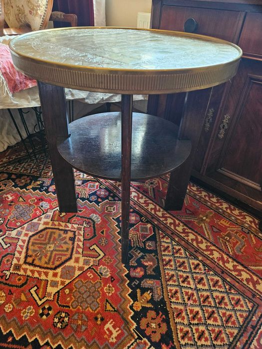 Stolik z metalową ( miedzianą ?) szachownicą za 360 zł.