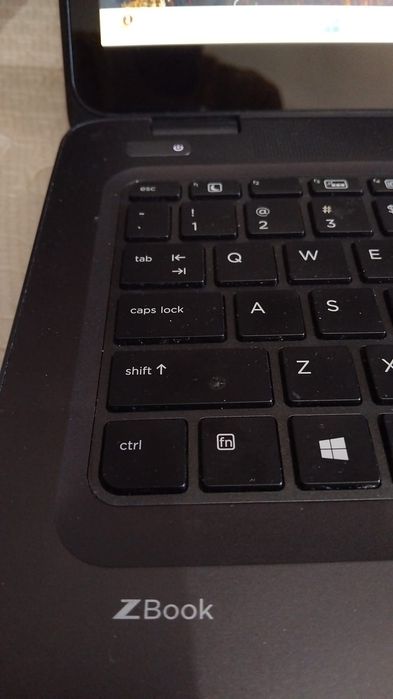 HP Zbook com tela sensível ao toque de 14 polegadas, processador Intel Core i7 de 7ª geração, 8 GB de RAM, SSD de 256 GB com carregador.