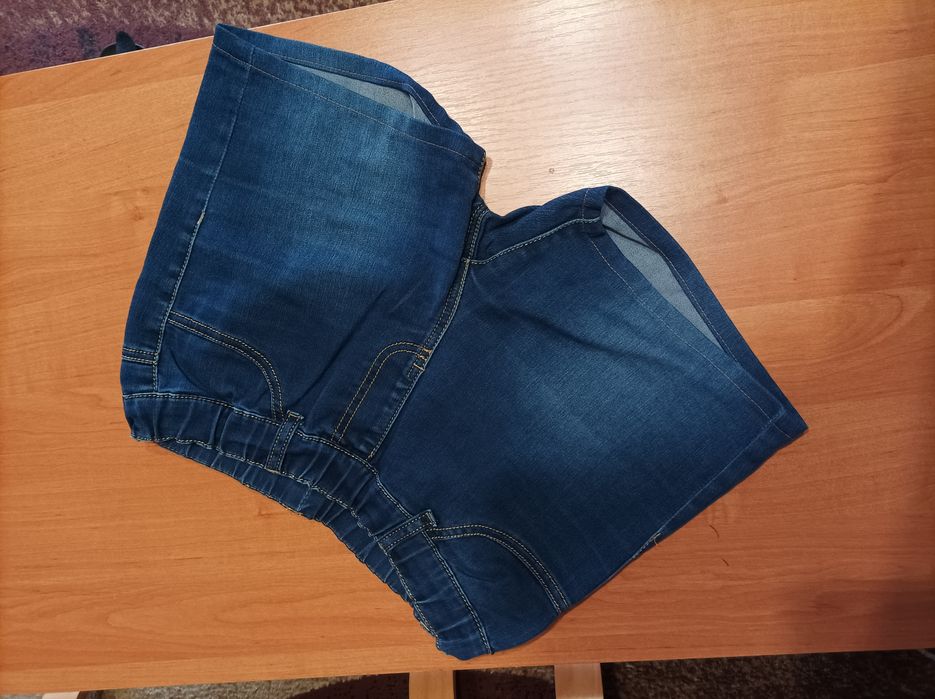 Ciemno niebieskie spodenki na gumie rozmiar 25