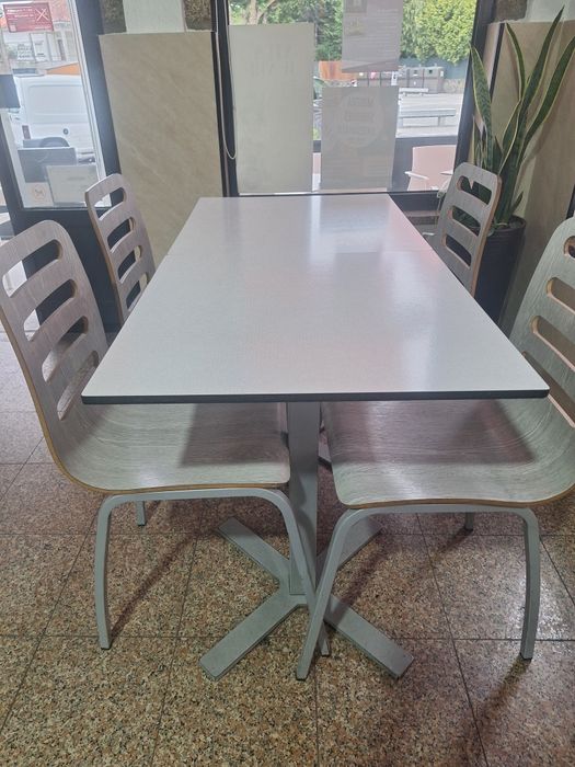 Mobiliário para Café / Restaurante – Mesas e Cadeiras em Bom Estado