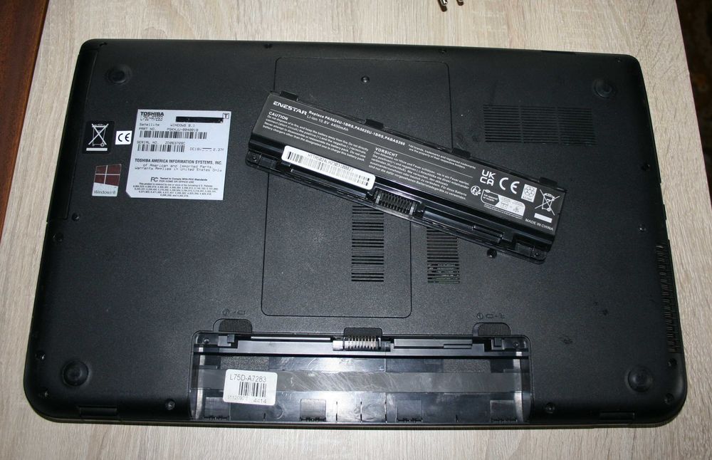Laptop Toshiba Satellite L75D‑A – 17,3”, SSD, Windows 10 – dobry do filmów i prostych zadań