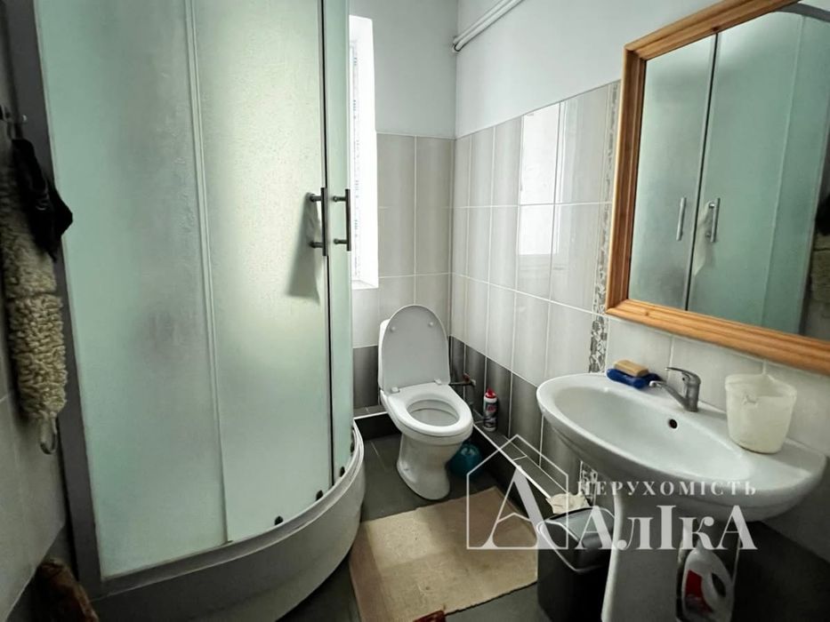 Продам двоповерхову частину будинку