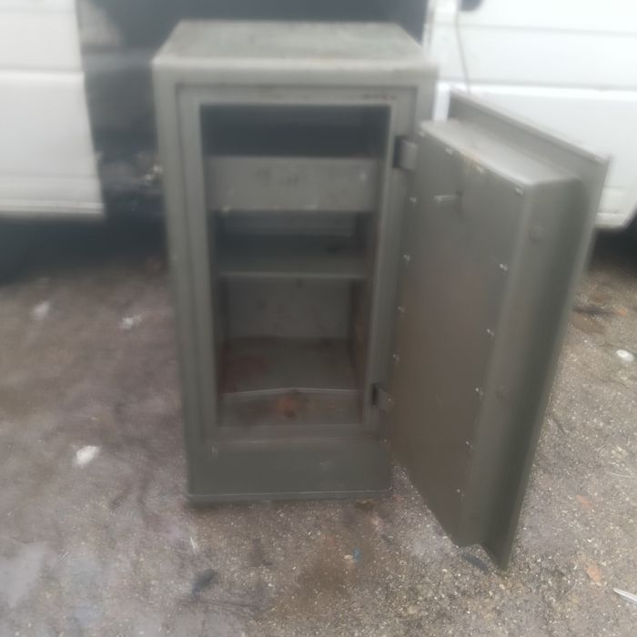 Cofre sem chave mais espada antiga