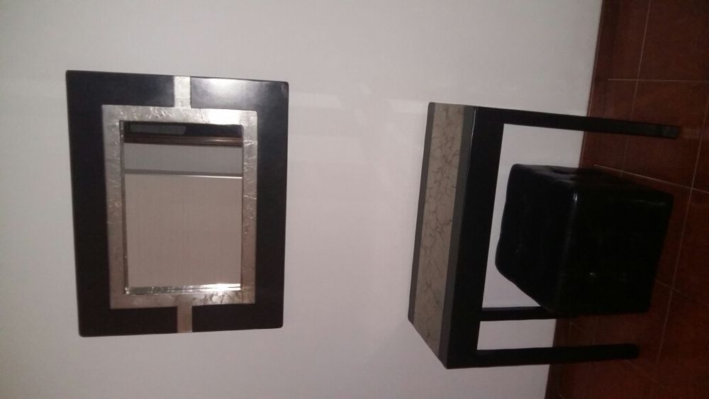 Espelho e consola em preto e prateado