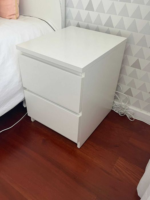 Cama casal e mesa de cabeceira MALM