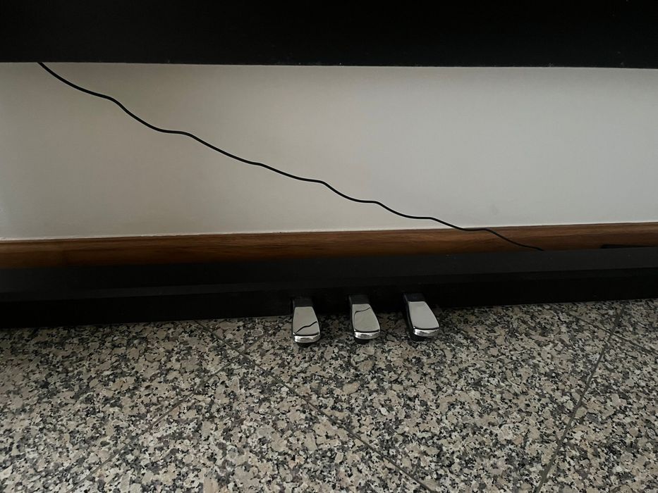 Piano Roland F-140R