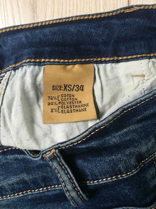 Damskie spodnie boyfrend z denimu z haftem na biodrze