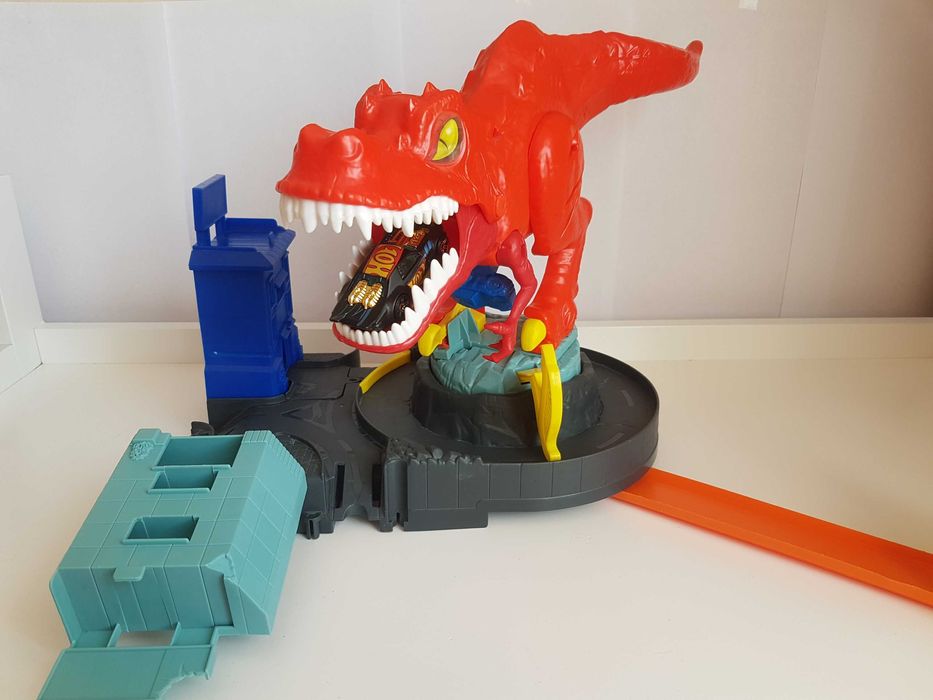 Hot wheels atak t-rexa
