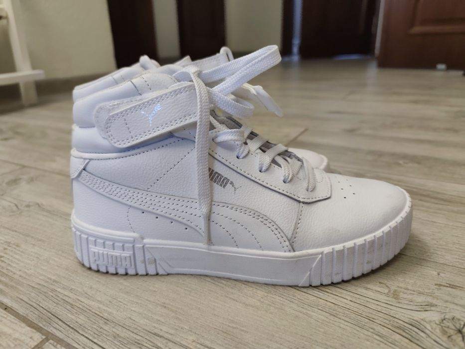 Puma Carina 2.0 Mid Winter Sneakers білого кольору.