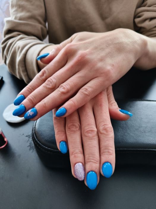 Manicure hybrydowe i żelowe.