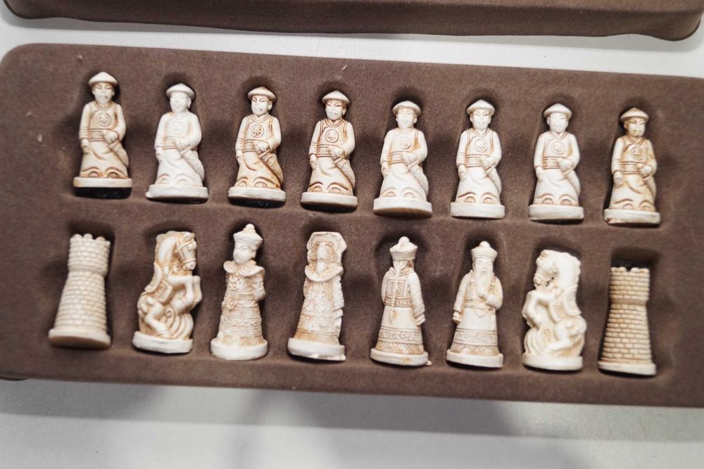 Mini podróżne szachy figurki z żywicy japońskie rzeźbione skóra eko