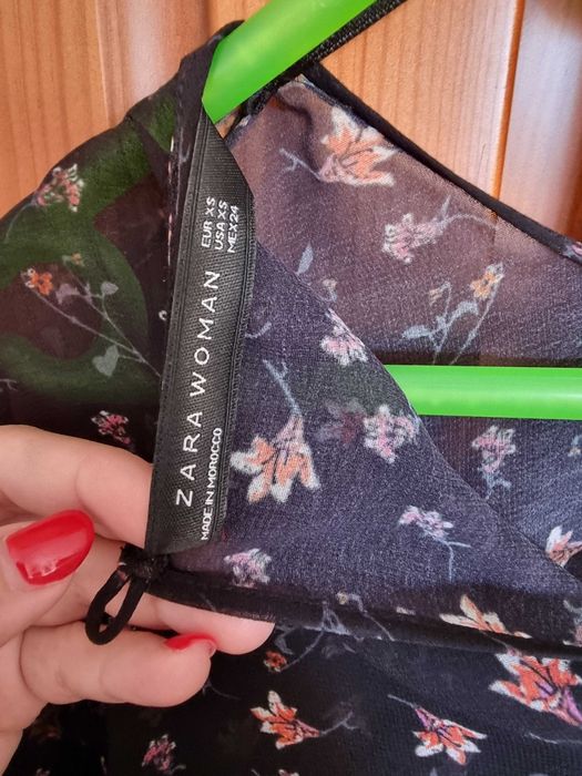 Blusa preta com transparência e flores Zara, tamanho XS - nunca usada