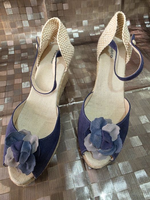 Sandálias de cunha azul-marinho com detalhes de flores e sola de corda de juta