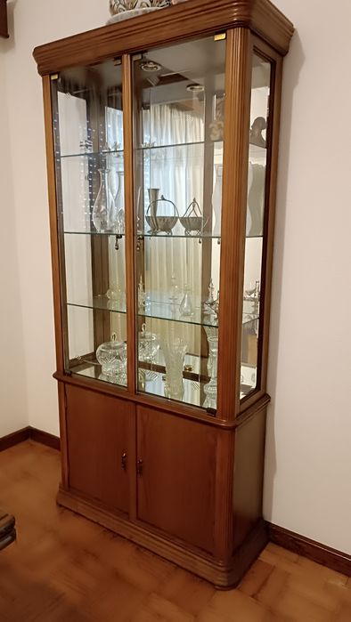Cristaleira de sala com foco interno