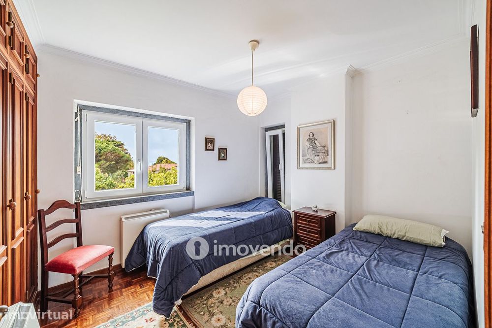 Quinta isolada T3+1 com áreas amplas e terreno de 2022m², em Colares