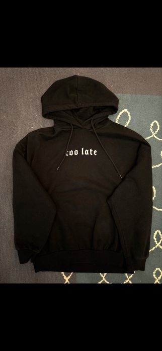 czarna bluza z motywem w czaszki