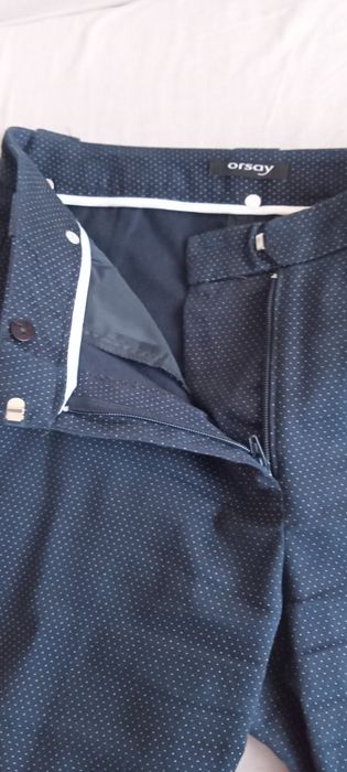 Granatowe spodnie w kropki