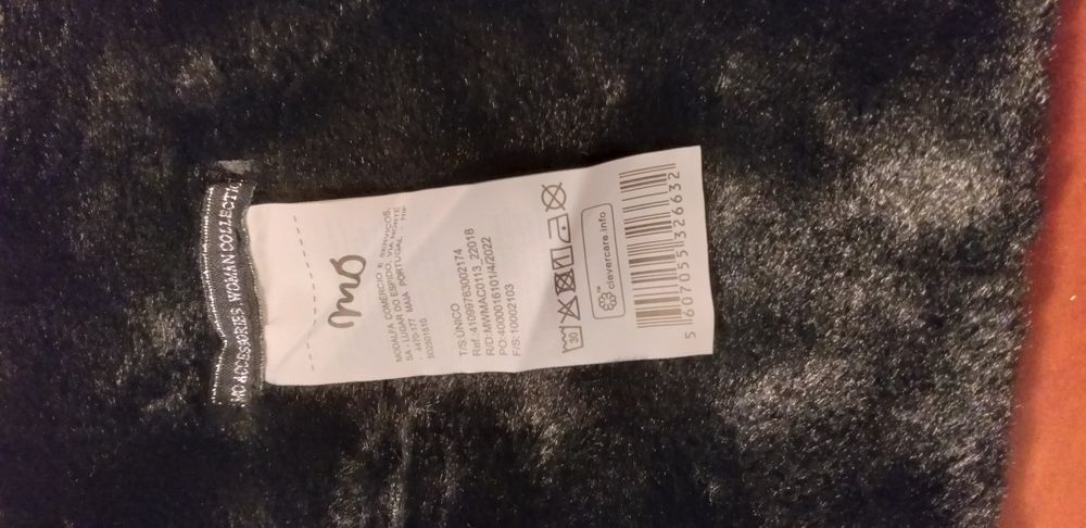 Gola de senhora preta.