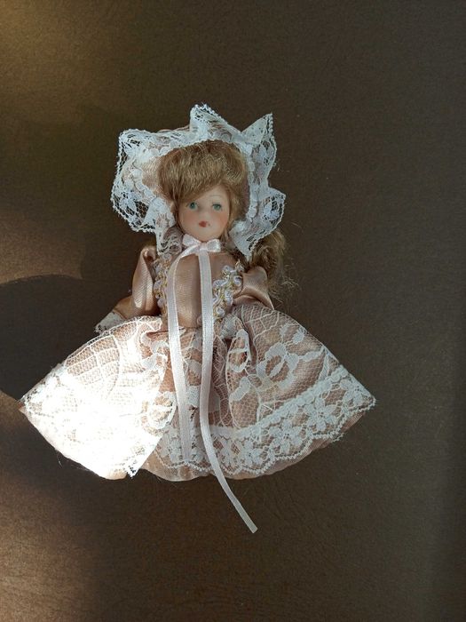 Colecção de 20 mini-bonecas de Porcelana