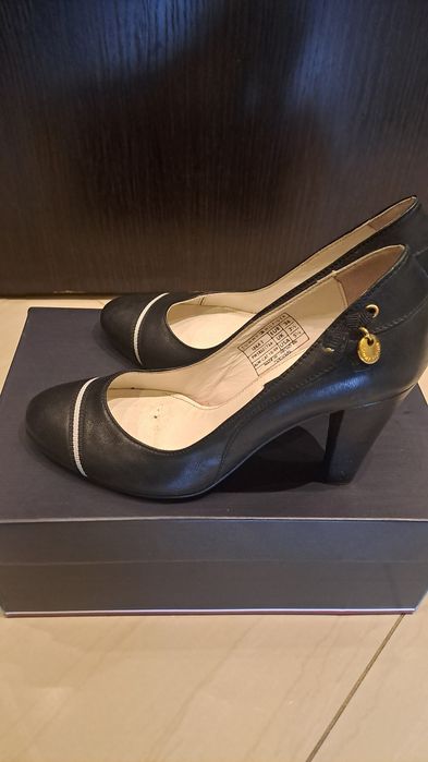 Buty na obcasie Tommy Hilfiger skórzane rozmiar 36