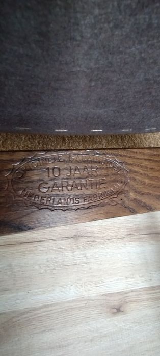 Продам дубові крісла зі шкіряною оббивкою.