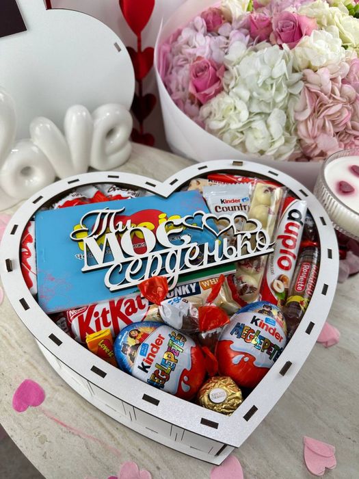 Солодкий подарунковий бокс «Серце» до дня закоханих: kinder, ferrero