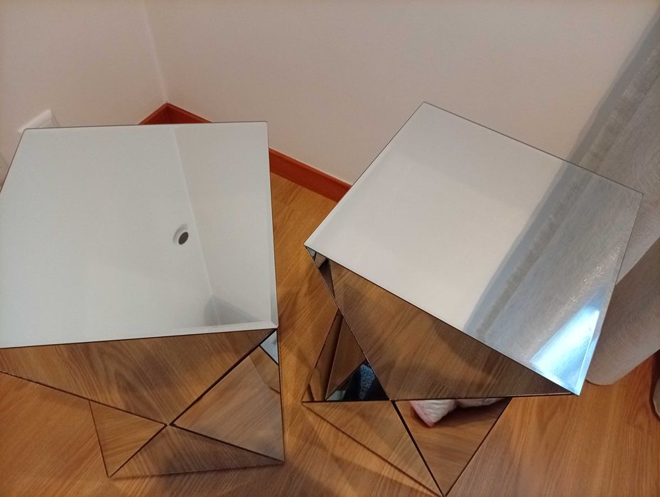 Duas colunas espelhadas como novas