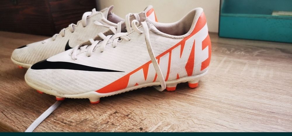 Chuteiras e sapatilhas em bom estado!